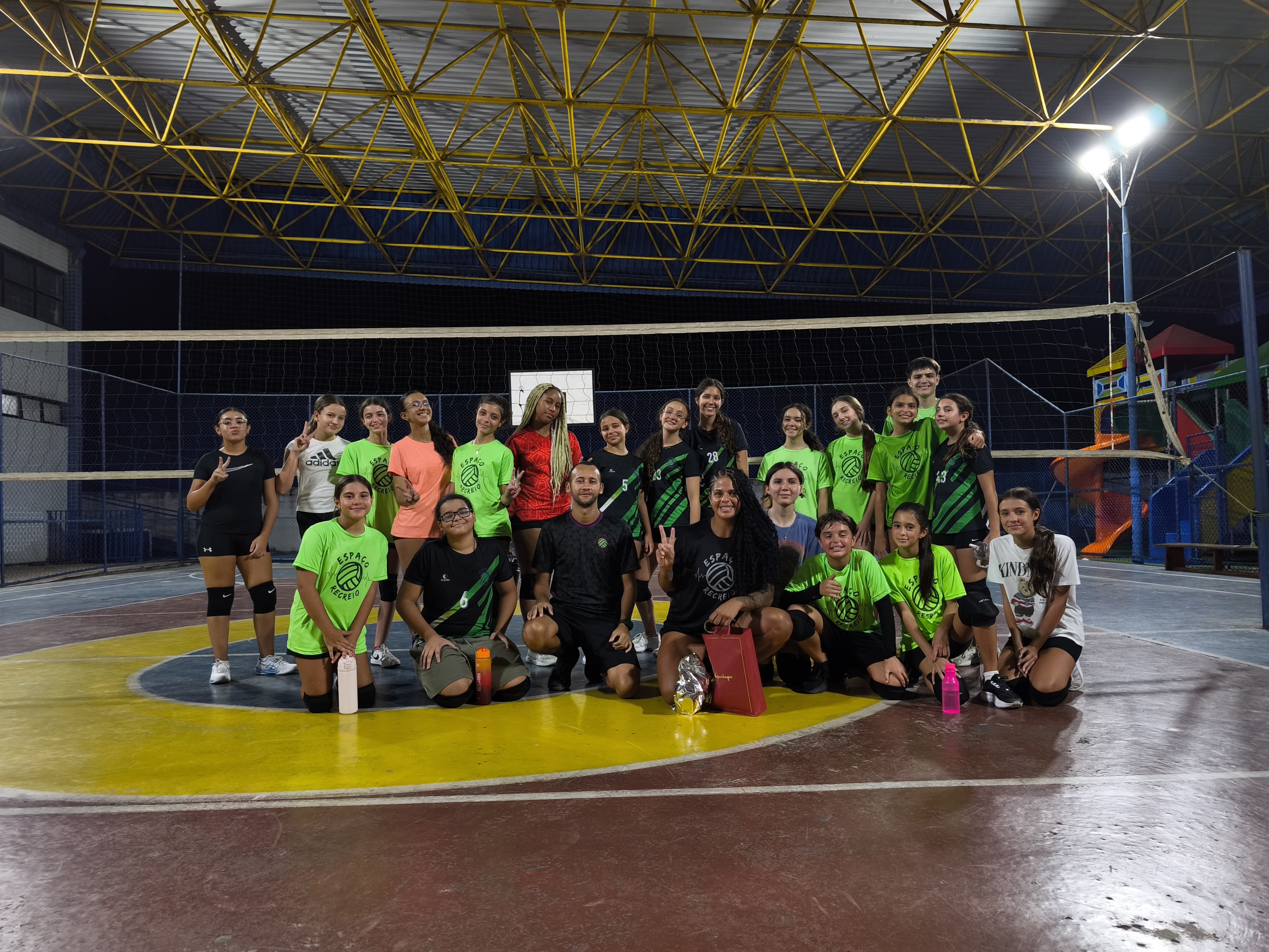 Escolinha de vôlei do Espaço Recreio com atletas em treino